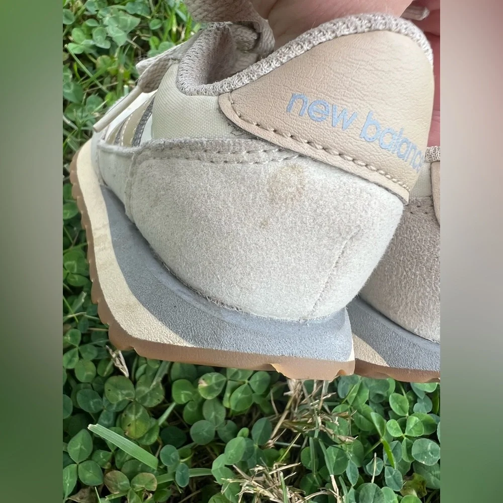 New Balance Child Size 8 Cream & Grey Running Shoes - Picture 9 of 11